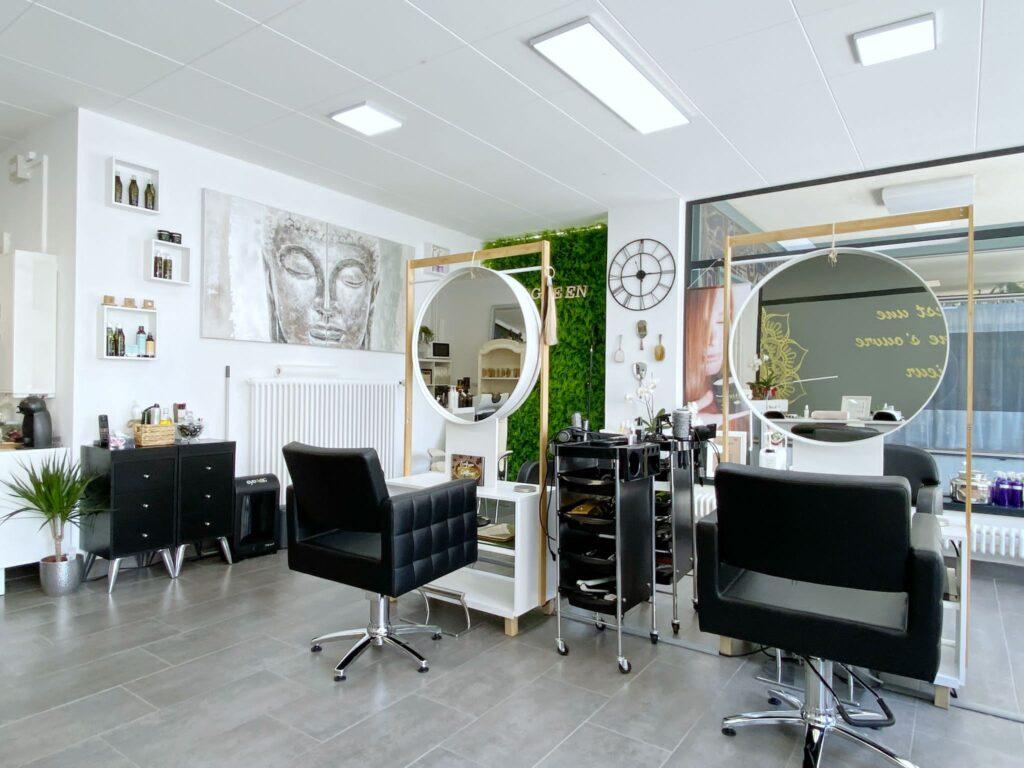Les Méthodes des Salons de Coiffure Bio à Lyon pour Prendre Soin des Cheveux Gris ou Blancs