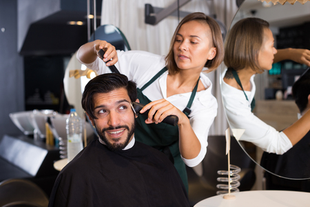 Comment les coiffeurs à Lyon peuvent-ils créer une ambiance relaxante et accueillante dans leur salon ?