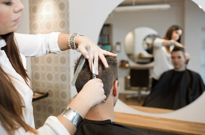 Quelles sont les certifications à rechercher pour garantir l’authenticité d’un coiffeur bio à Lyon ?